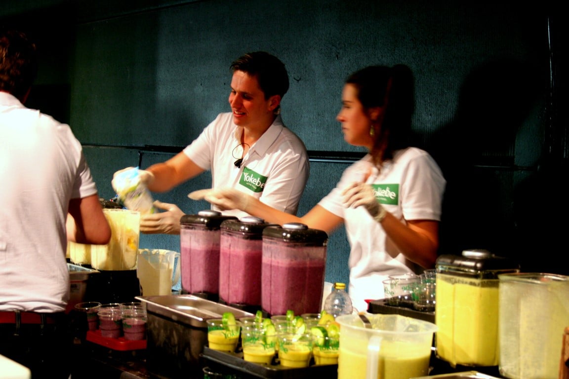 Onze bartenders hebben een passie voor het maken van smoothies op locatie